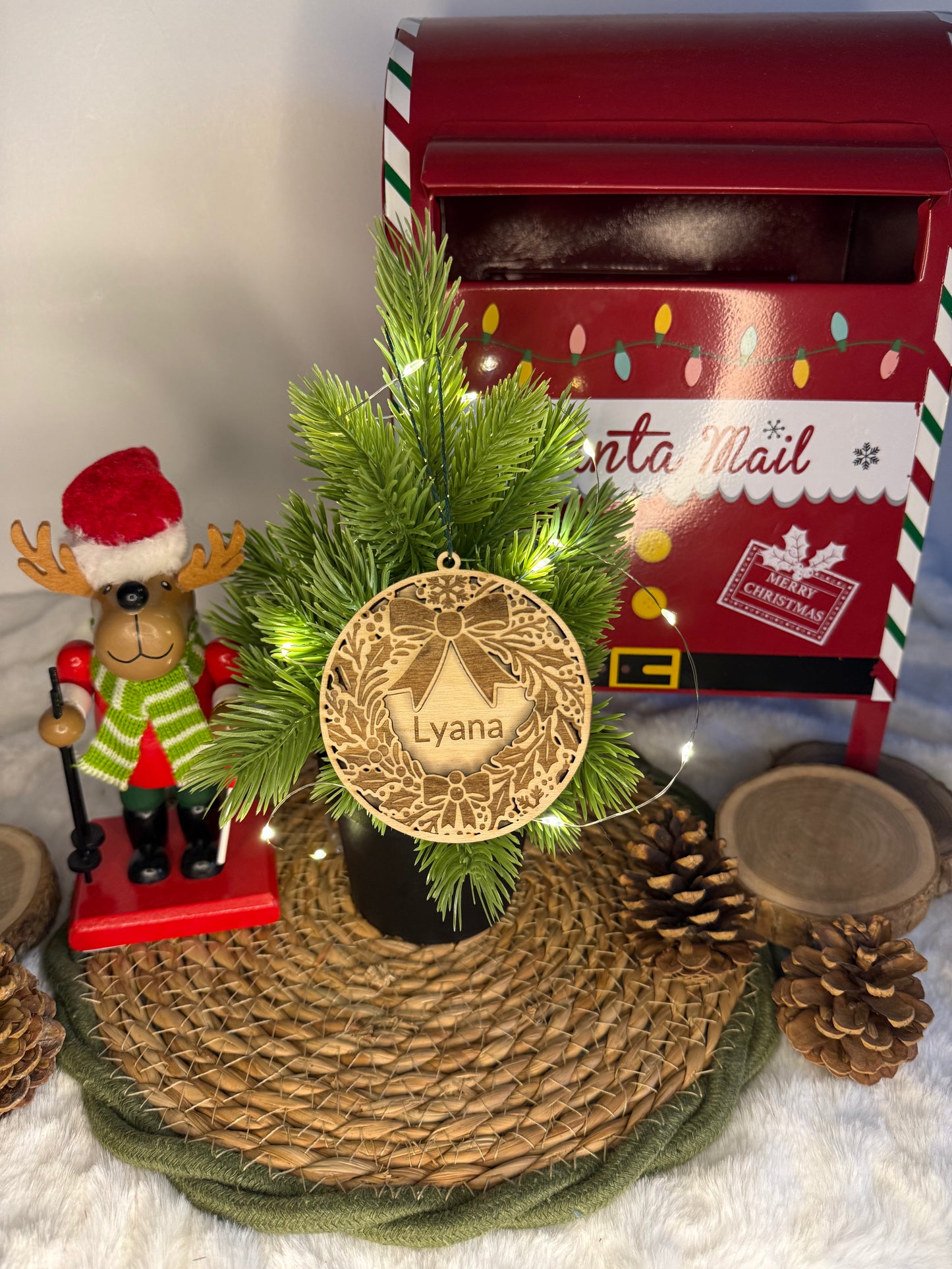 Boule de Noël en bois "Couronne avec prénom"